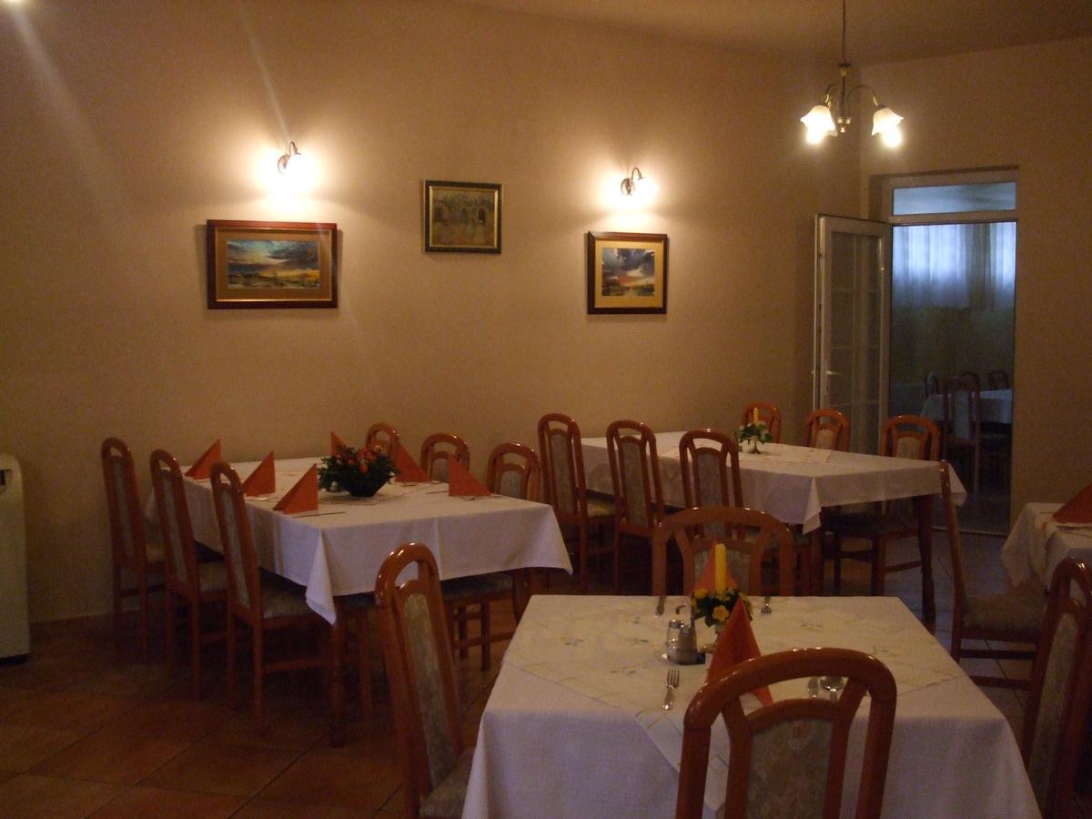 PilisvörösvárGilde Panzio住宿加早餐旅馆 外观 照片